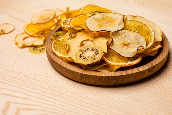 Verschillende gedroogde vruchten hopen op de tafel — Stockfoto