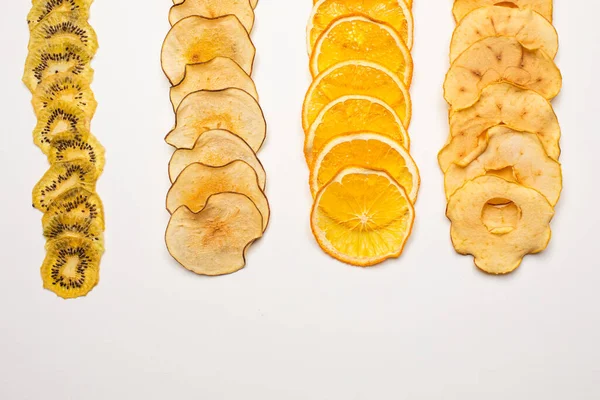 Os pedaços secos de frutas diferentes em uma fileira para frutas frescas — Fotografia de Stock