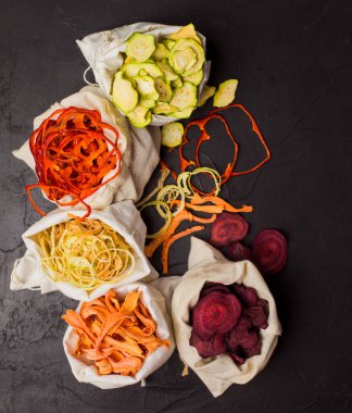 Kurutulmuş sebzeler siyah renkli tekstil torbalarında.