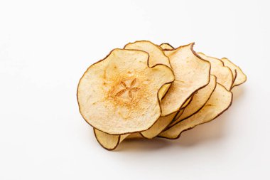 Kurumuş armut yığını izole edilmiş.