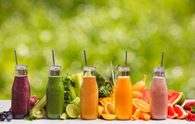 Beyaz arka planda egzotik meyveli leziz içecekler.