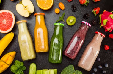Her tat için gözlüklü harika doğal meyve suları.
