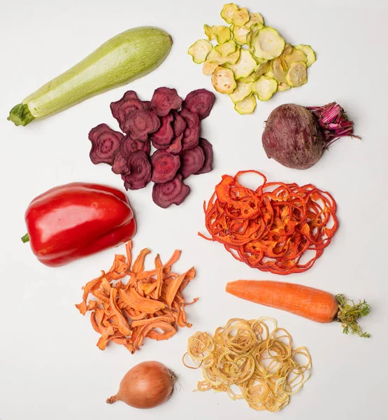 Çeşitli kurutulmuş sebzelerin dilimleri vejetaryenler için atıştırmalık.