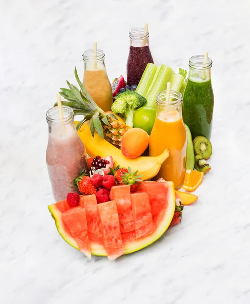 Los deliciosos batidos con frutas exóticas sobre un fondo blanco —  Fotos de Stock