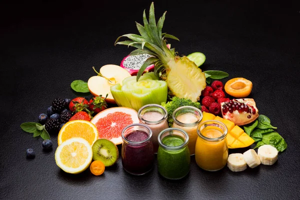 Sekelompok smoothie buah yang berbeda dalam gelas berbagai sayuran dan buah-buahan — Stok Foto