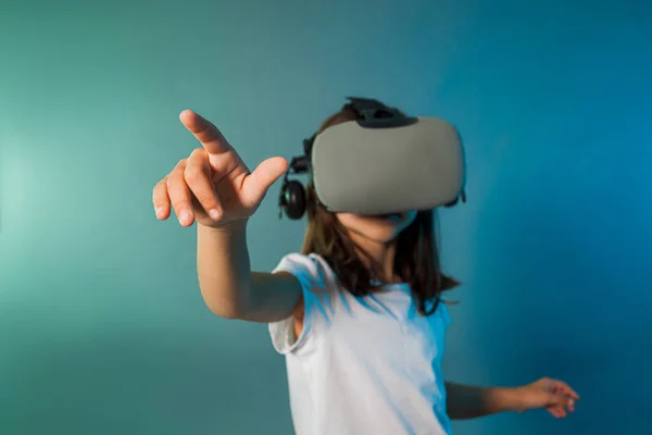 Tiener meisje met behulp van een gaming gadget voor virtual reality — Stockfoto