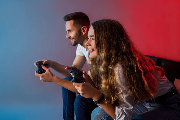 Happy friends holding joysticks and start virtual game — Stock Photo, Image