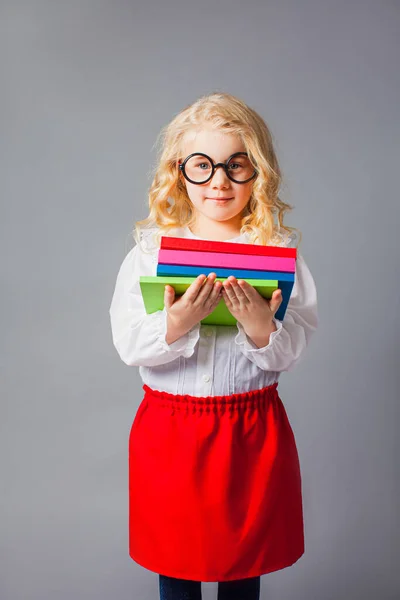 La niña bonita con gafas vestidas con uniforme de maestra — Foto de Stock