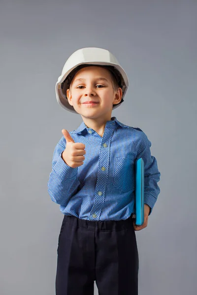 エンジニアの衣装を着たタブレットを着た小さな男の子 — ストック写真