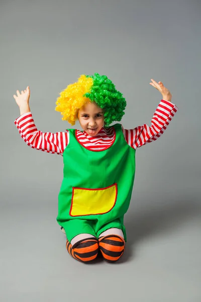 Zabawna dziewczynka w mundurze klauna. — Zdjęcie stockowe