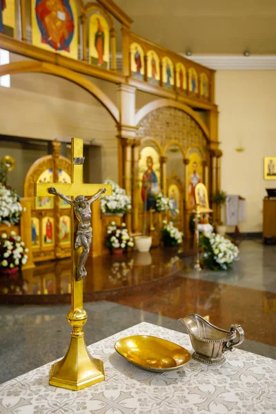 Altare in chiesa con oggetti cerimoniali per il Battesimo — Foto Stock