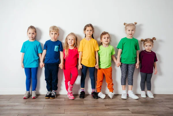 Grupo de crianças pré-escolares posando juntos, conceito de amizade — Fotografia de Stock