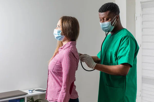 Jonge vrouw tijdens gebruikelijke gezondheidscontrole bij huisarts — Stockfoto