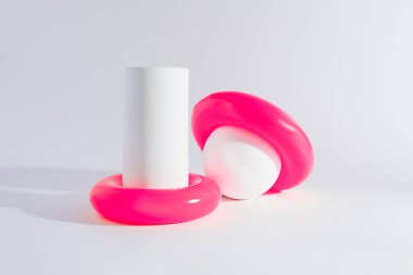 Beyaz arkaplanda renkli geometrik nesnelerin çeşitliliği