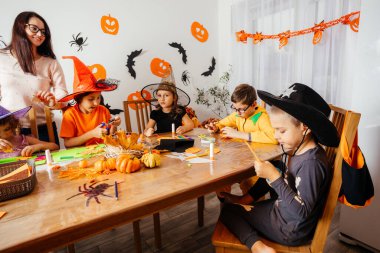 İlkokulda cadılar bayramı atölyesinde çocuklar