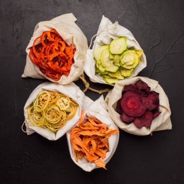 Kurutulmuş sebzeler siyah renkli tekstil torbalarında.