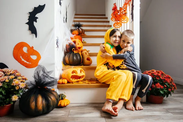 Estar juntos não é tão assustador durante a noite de Halloween. — Fotografia de Stock