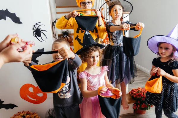 Grupp av barn väntar på Halloween godis — Stockfoto