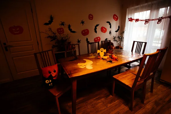 Mesa de comedor de madera decorada para fiesta de Halloween —  Fotos de Stock