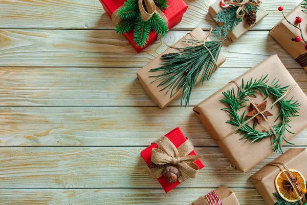 Los maravillosos regalos de Navidad envueltos en papel kraft con espacio para copiar —  Fotos de Stock