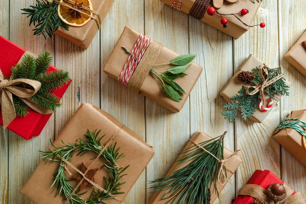Los maravillosos regalos de Navidad envueltos en papel kraft con espacio para copiar —  Fotos de Stock