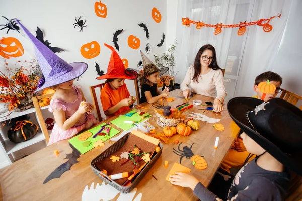 Barn under halloween workshop i grundskolan — Stockfoto