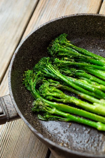 Broccolini fresco con polvo de nuez horneado de cerca —  Fotos de Stock