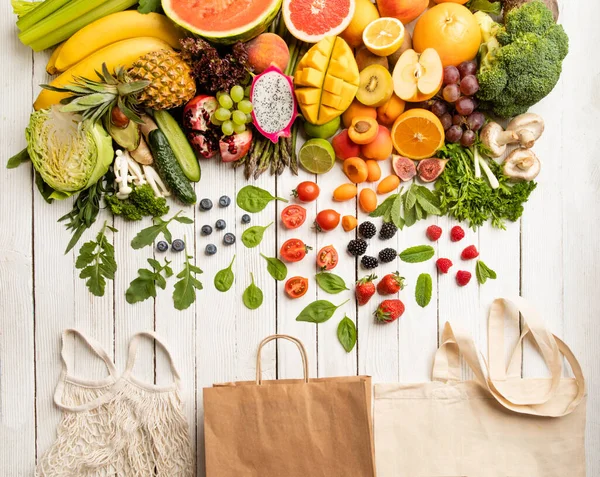 Compras de verduras y frutas con bolsas ecológicas — Foto de Stock