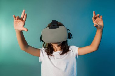 Sanal gerçeklik için oyun aleti kullanan genç bir kız.