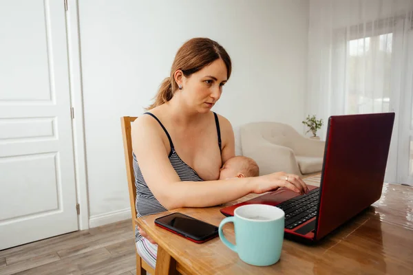Üzletasszony dolgozik távolról gazdaság alvó újszülött baba — Stock Fotó