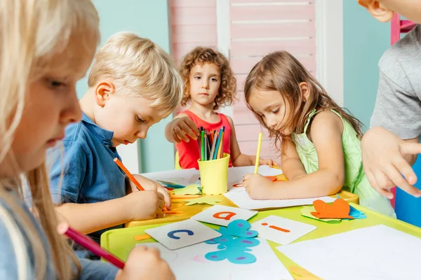 I bambini in età prescolare imparano l'alfabeto inglese usando le carte — Foto Stock