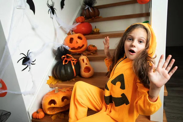 Menina bonito no traje halloween assustando seus convidados — Fotografia de Stock