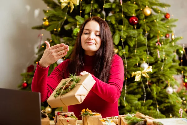 Mujer demuestra embalaje de regalos ecológicos de Navidad en línea — Foto de Stock