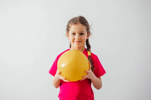 Menina adorável com bola esporte preparado para o esporte — Fotografia de Stock