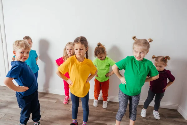 Gruppo di bambini che fanno ginnastica all'asilo o all'asilo — Foto Stock