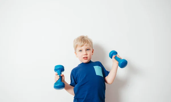 Niños activos haciendo deporte siguiendo el ejemplo de los padres — Foto de Stock