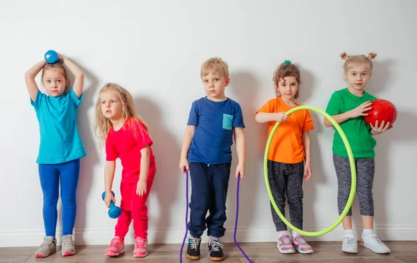 幼い子供たちは就学前で物理的な活動を行うことを崇拝 — ストック写真