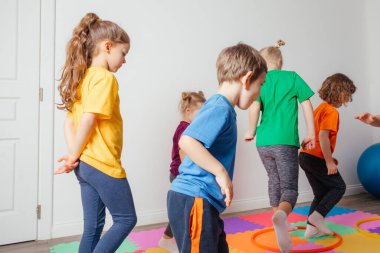 Anaokulunda hula hooplu spor aktiviteleri