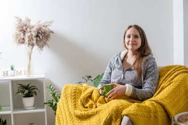 Evinin rahatlığında kendini rahat hissediyorsun.