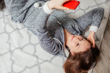 Evde arkadaşınla video konuşarak zaman geçir.