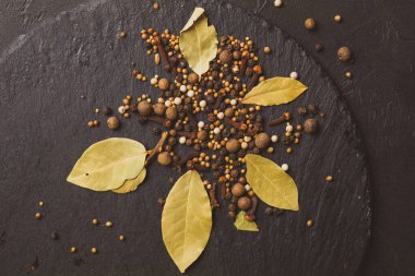 Sebze turşusu için baharat. Kavramsal yemek tarifi korumasını kabul et