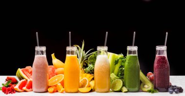 Egzotik meyveli renkli içecekler.