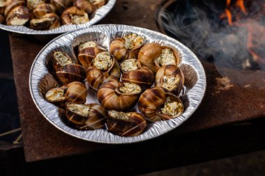 Katalan yemeği. Barbeküdeki salyangozlar, Catalan Cargols a la Llauna
