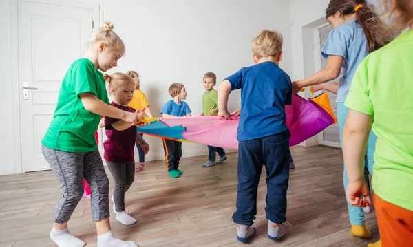 Juegos dinámicos y de team building para niños con dosel colorido — Foto de Stock