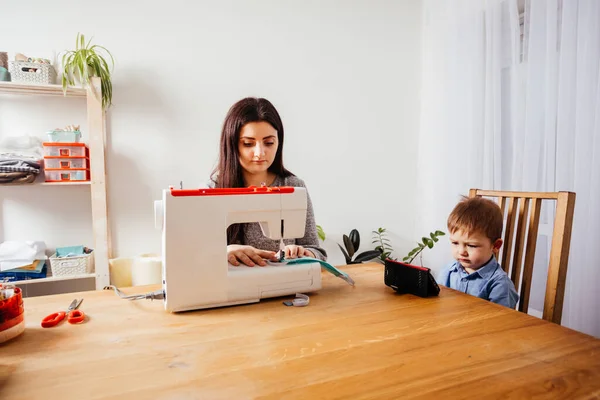 Együtt dolgozni a gyerekekkel, miközben zárlat és online tanulás — Stock Fotó