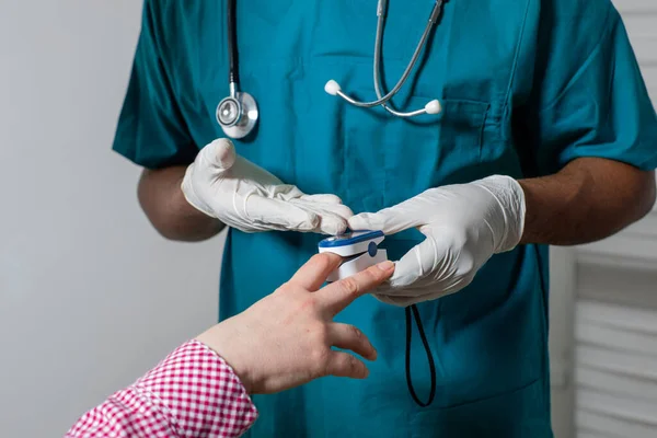 Médico que proporciona chequeo de salud para el paciente después de covid-19 — Foto de Stock