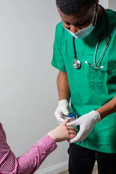 Läkare som ger hälsokontroll för patienten efter covid-19 — Stockfoto