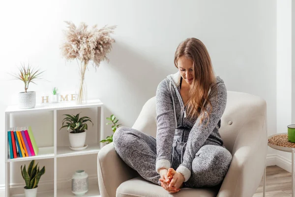 Sentirse relajado en la comodidad de su hogar —  Fotos de Stock