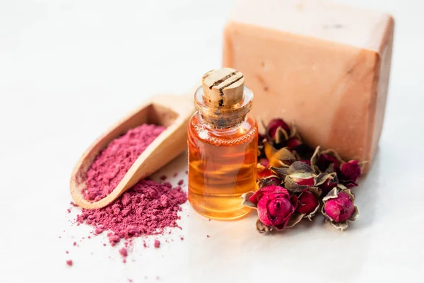 Růže esenciální olej a vytvoření domácí kosmetiky — Stock fotografie
