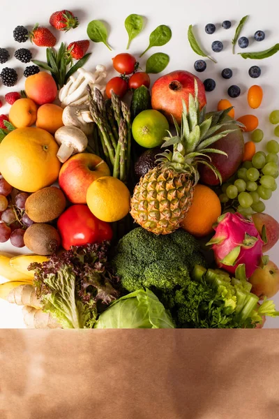 Compras vegetarianas de diferentes frutas e legumes — Fotografia de Stock